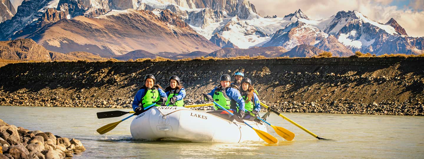 Rafting boat on the Río de las Vueltas with Fitz Roy in the background
