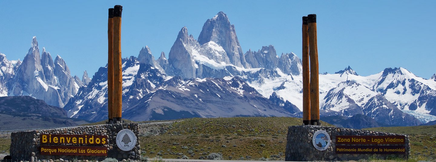 Cartel de bienvenida al Parque Nacional Los Glaciares en El Chaltén, con el cerro Fitz Roy de fondo